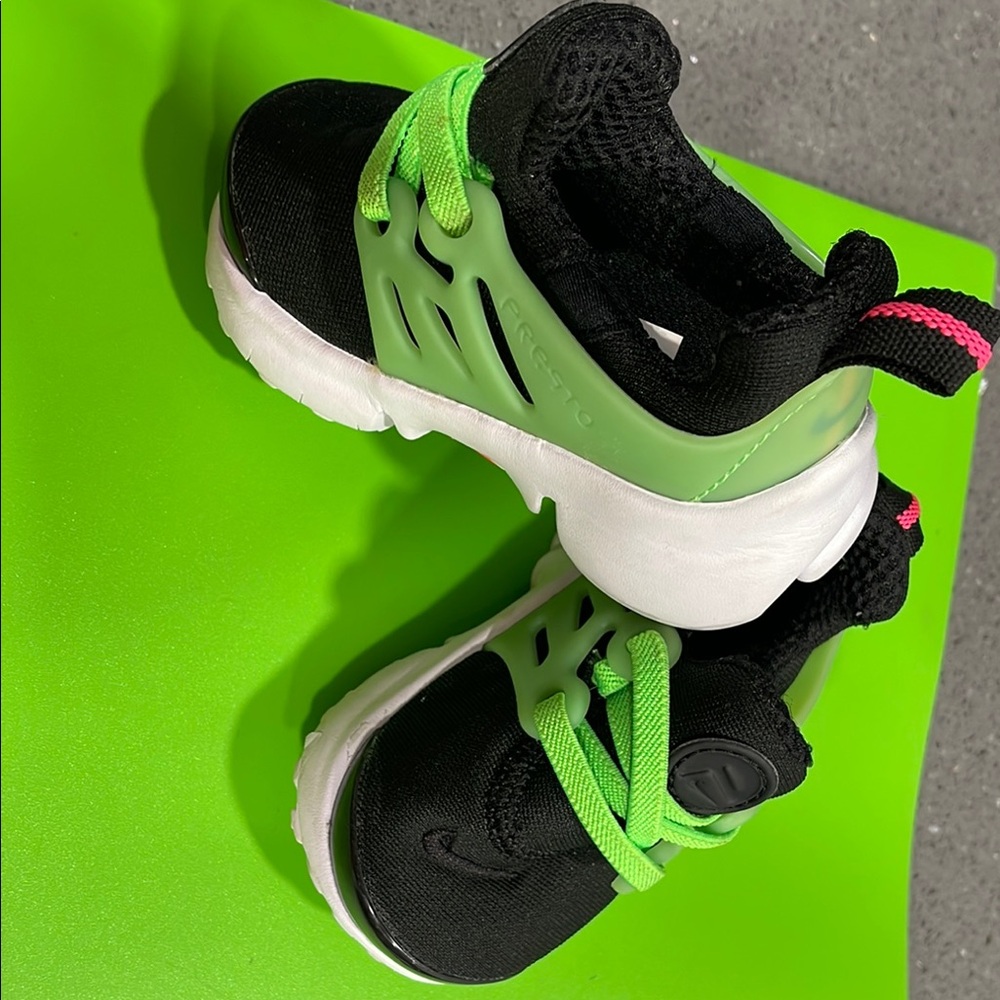 Nike Kids Black and Neon Green Sneakers